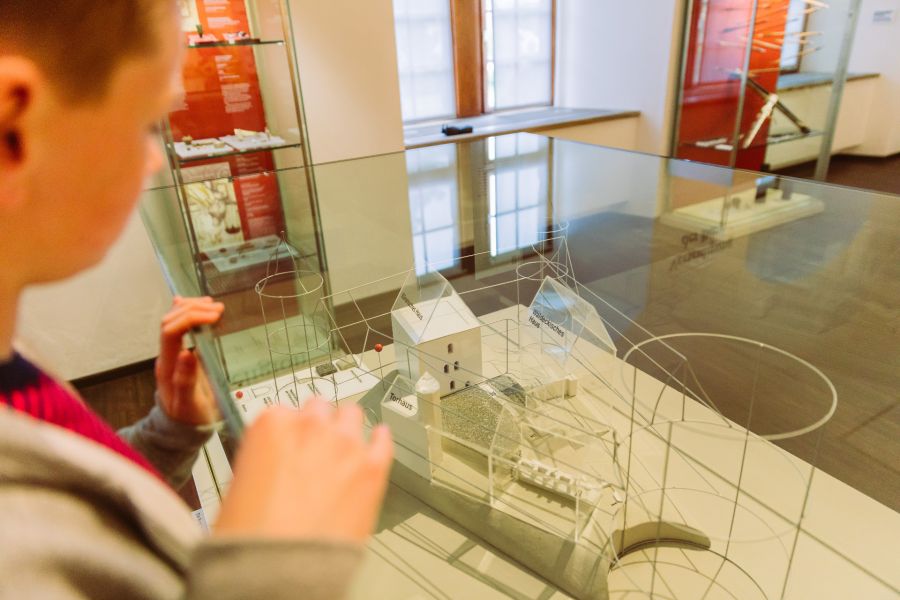 Die Wewelsburg – vom Steinzeitgrab zum Dreiecksschloss. Öffentliche Themenführung am Sonntag 3. April, 15 Uhr im Historischen Museum des Hochstifts Paderborn. (Foto: Lina Loos)